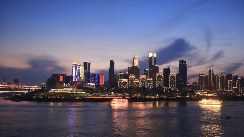 夜幕下的城市天际线图片