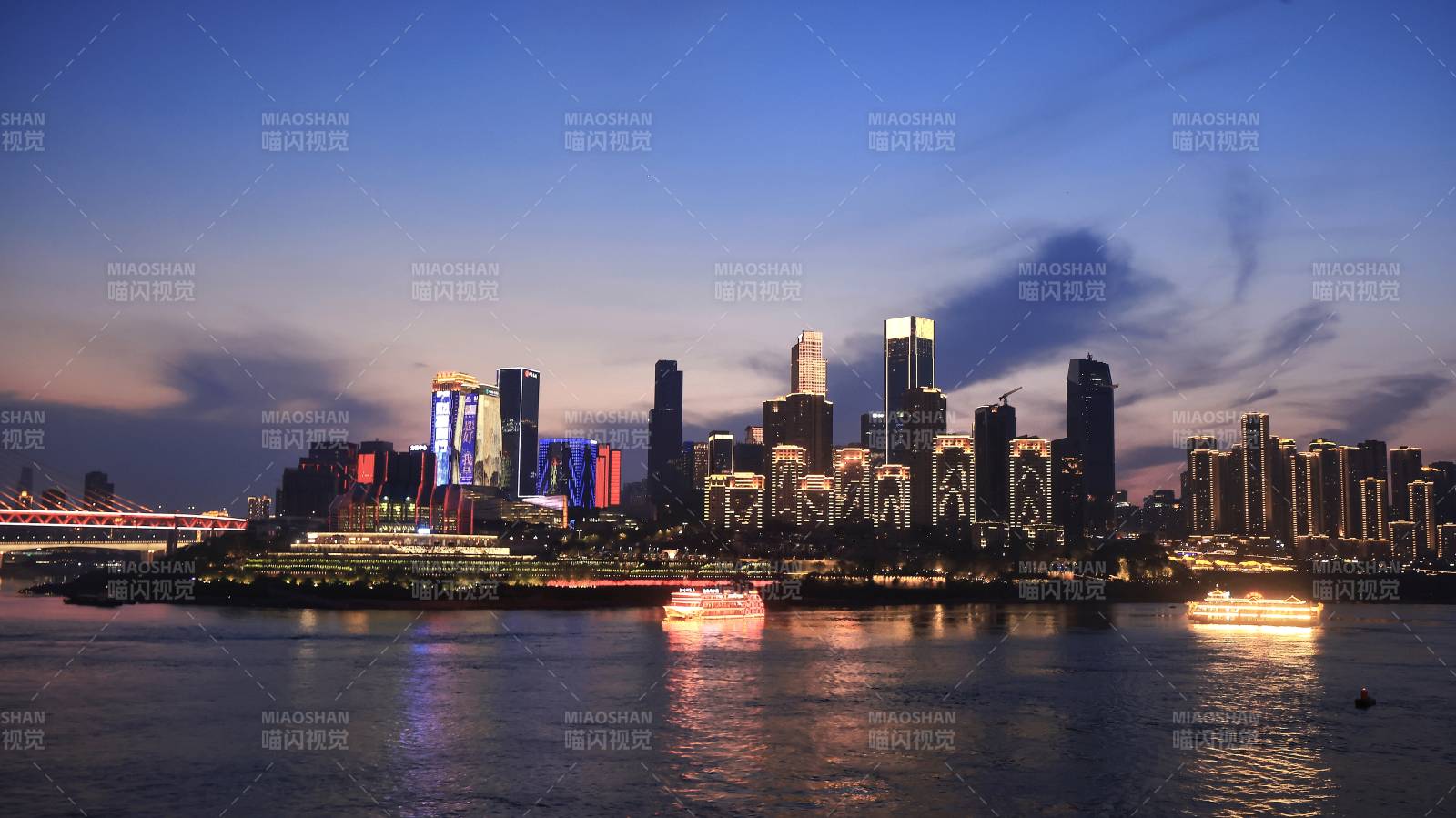 夜幕下的城市天际线图片