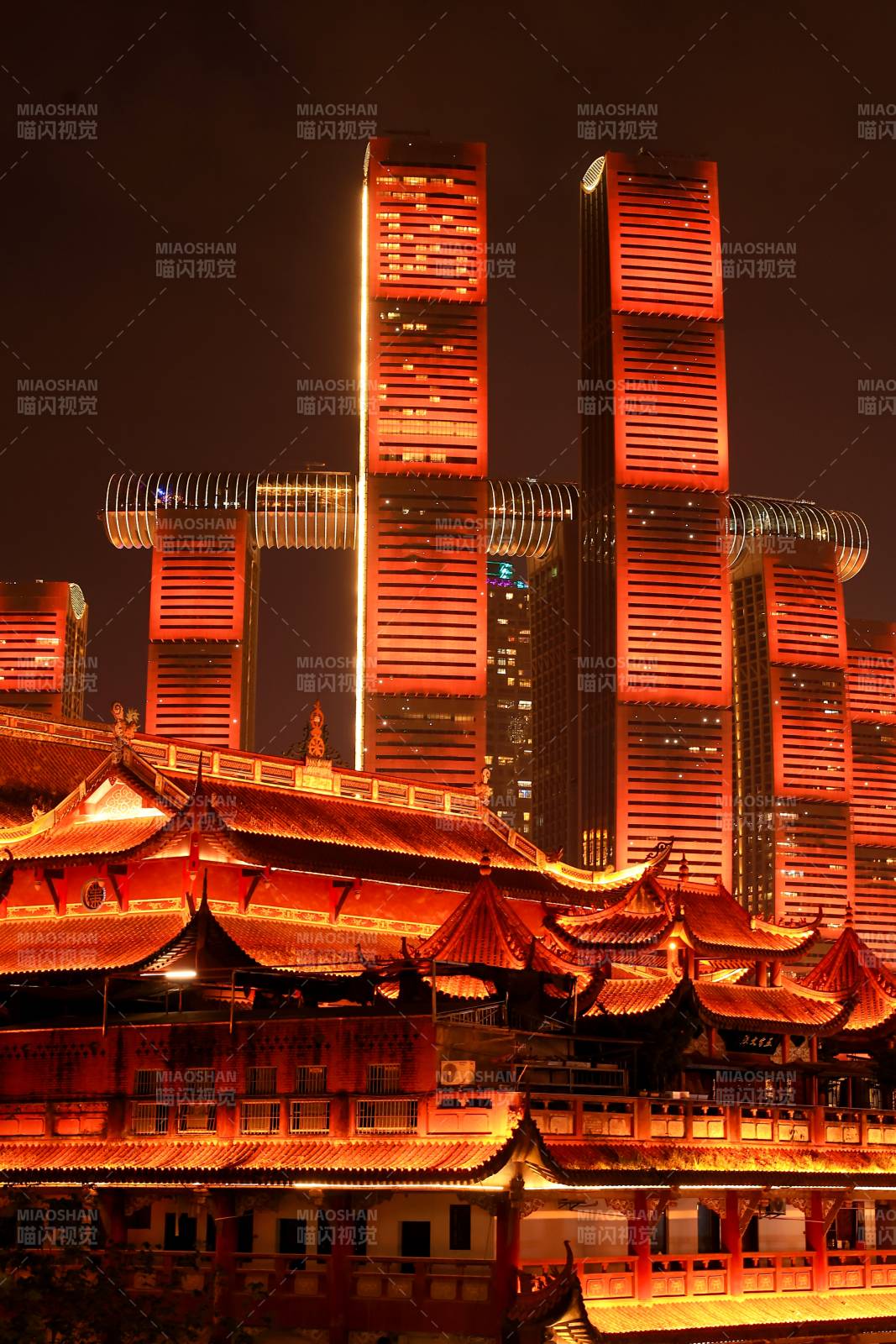 夜幕下的现代与传统图片