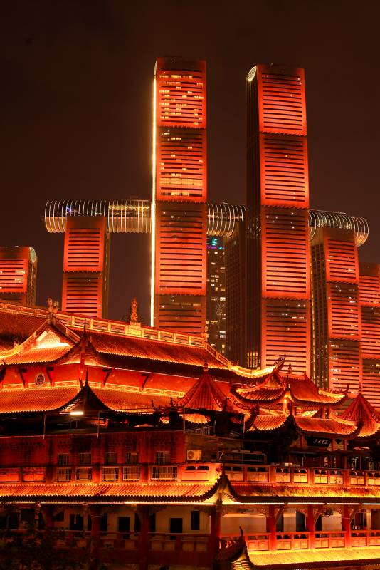 夜幕下的现代与传统图片