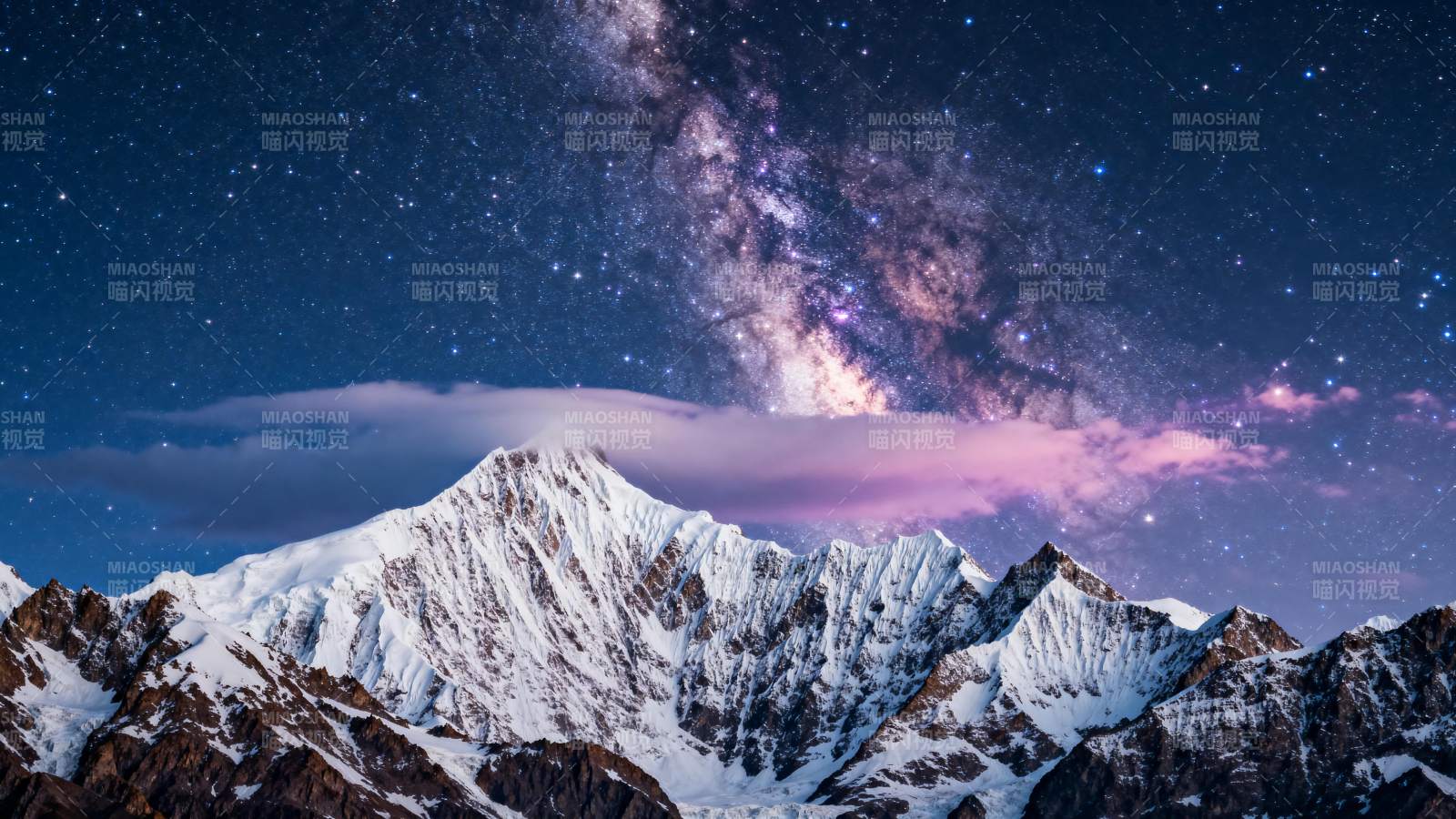 星河映雪山图片
