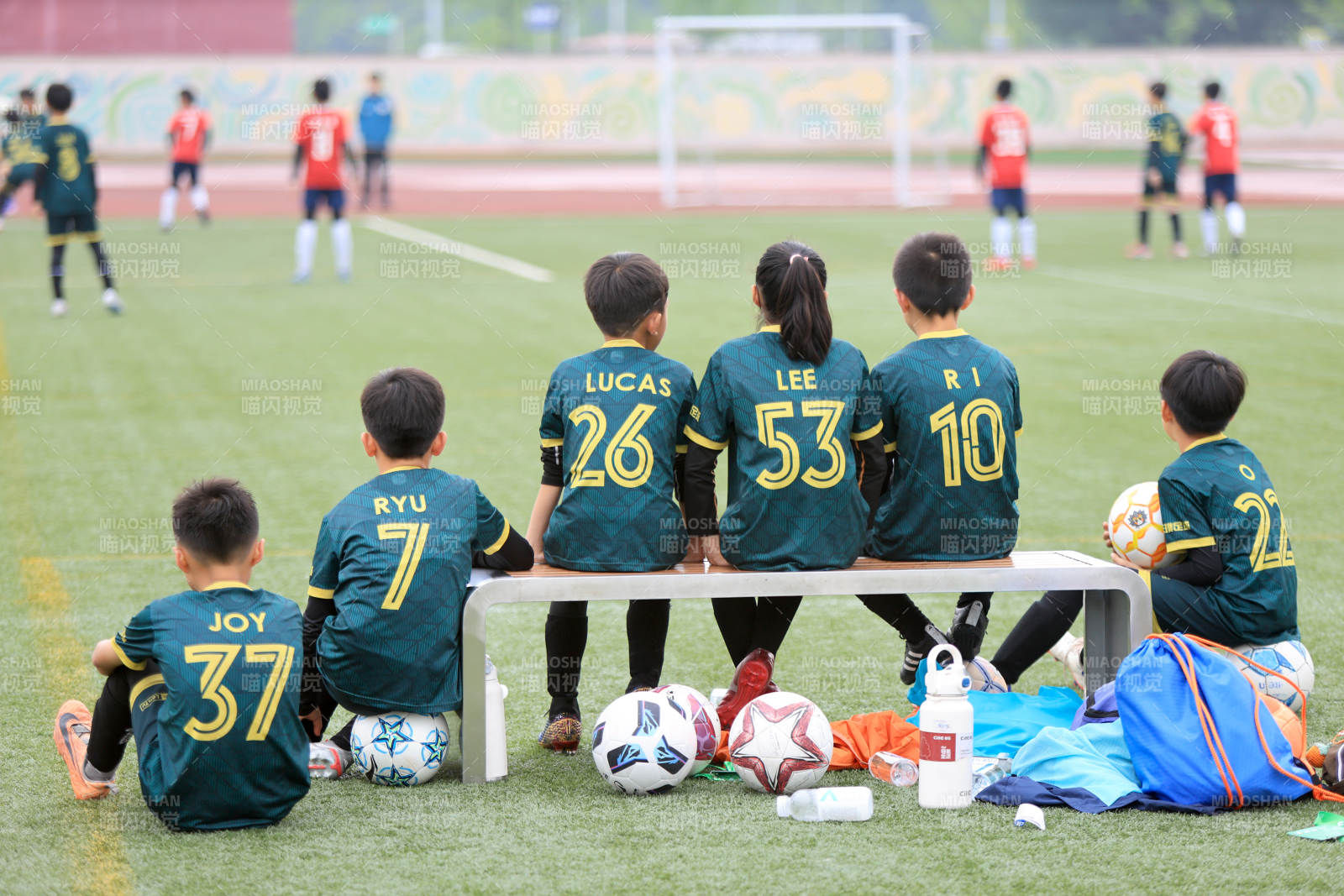 小球员们场边休息图片