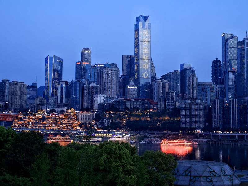 夜幕下的城市天际线图片