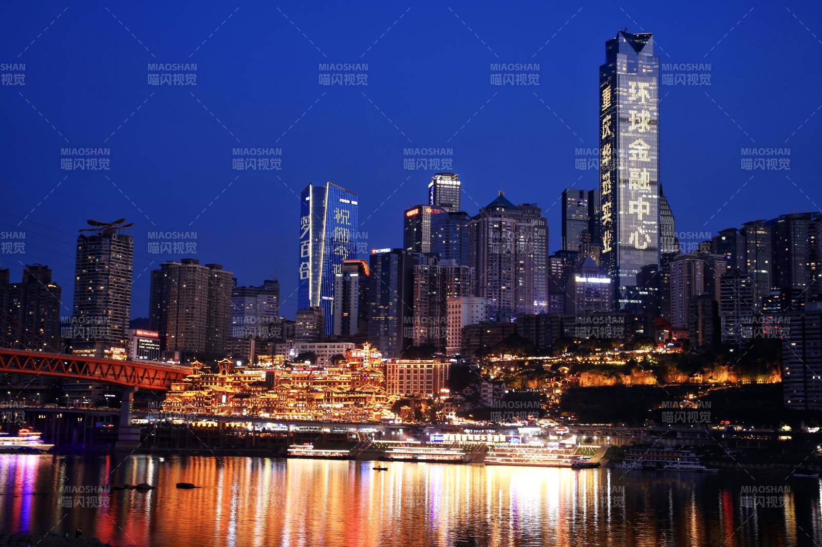 夜幕下的城市灯火图片