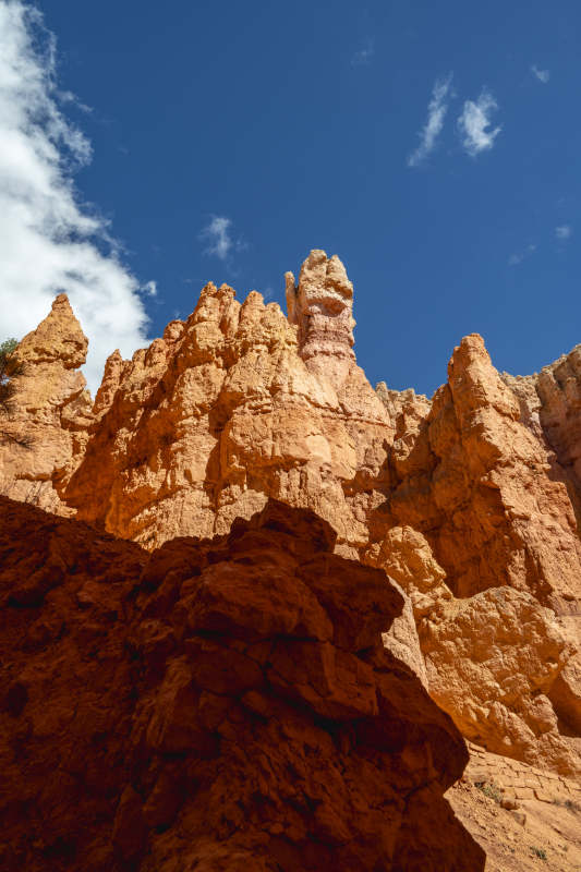 峡谷奇峰映蓝天图片