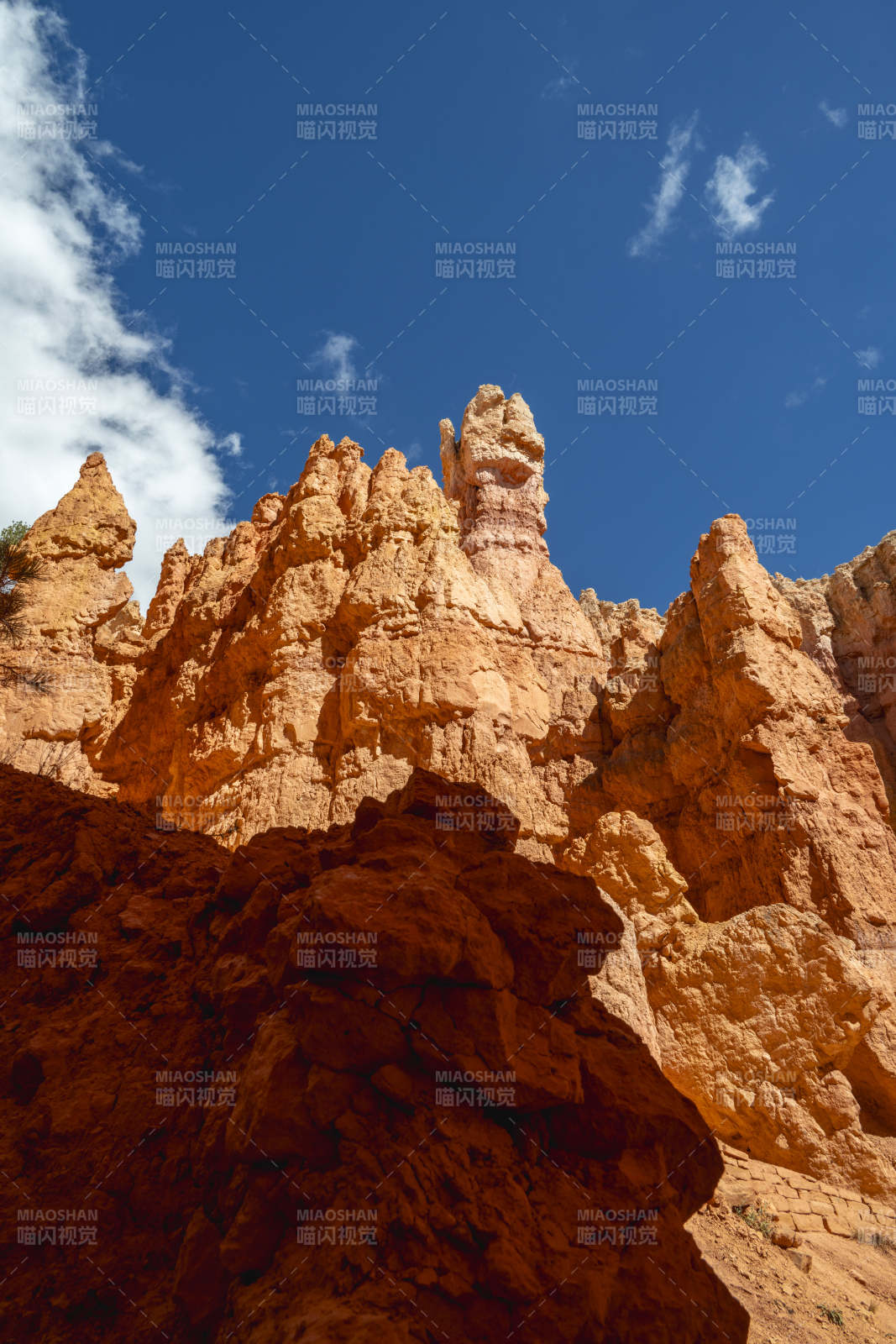 峡谷奇峰映蓝天图片