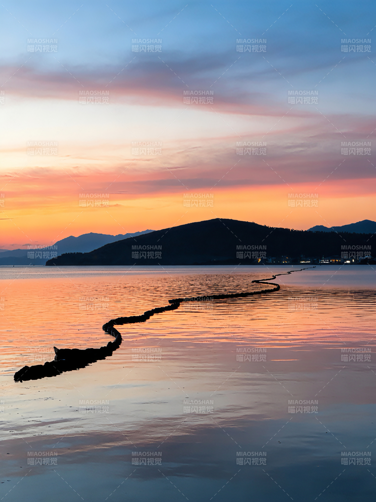 暮色湖影蜿蜒图片