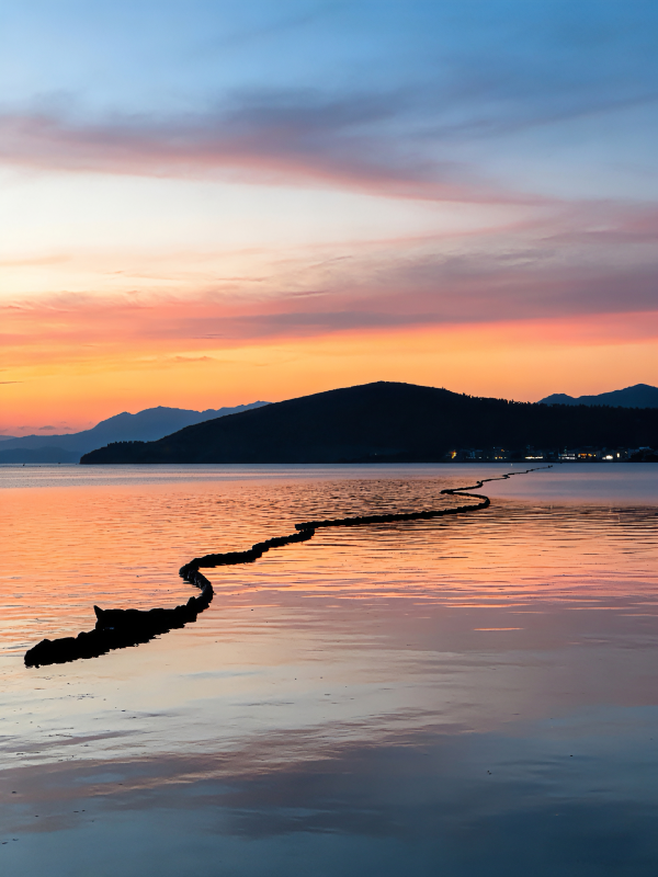 暮色湖影蜿蜒图片