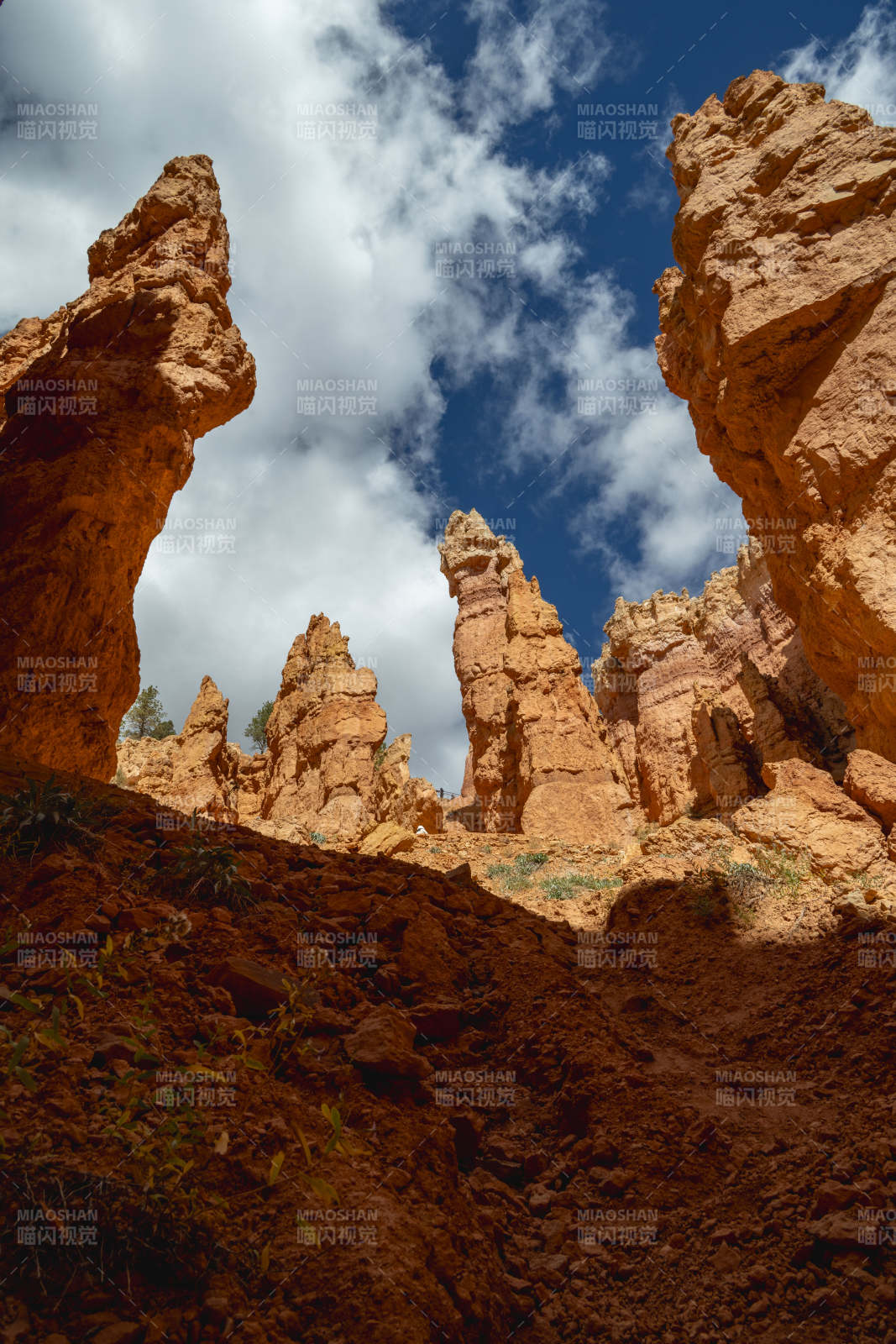 奇峰耸立 蓝天白云图片