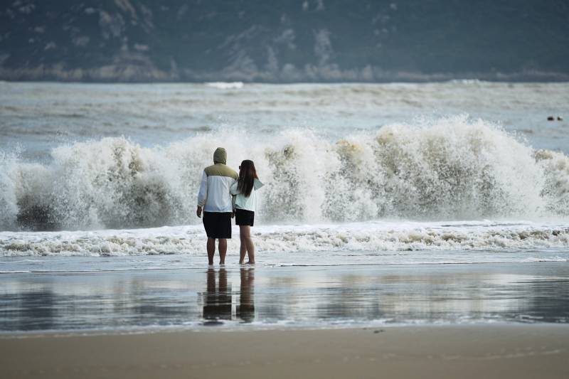 海边情侣观浪图片