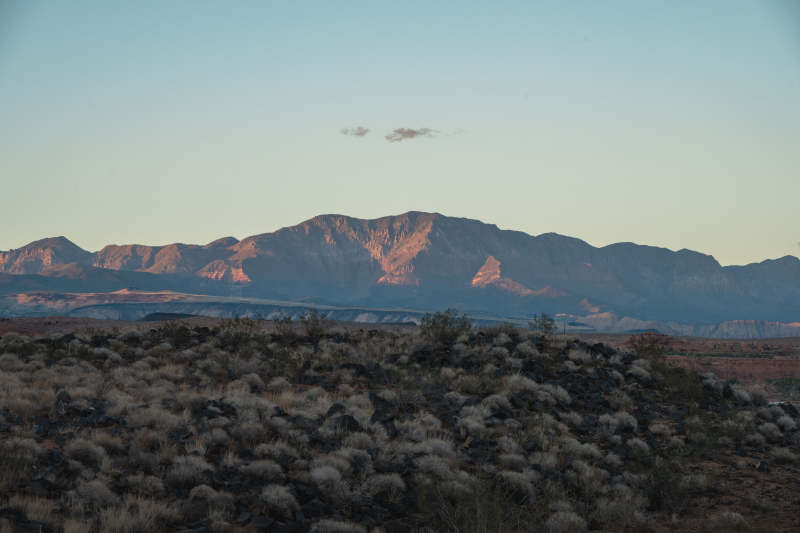 荒漠山峦日落时图片