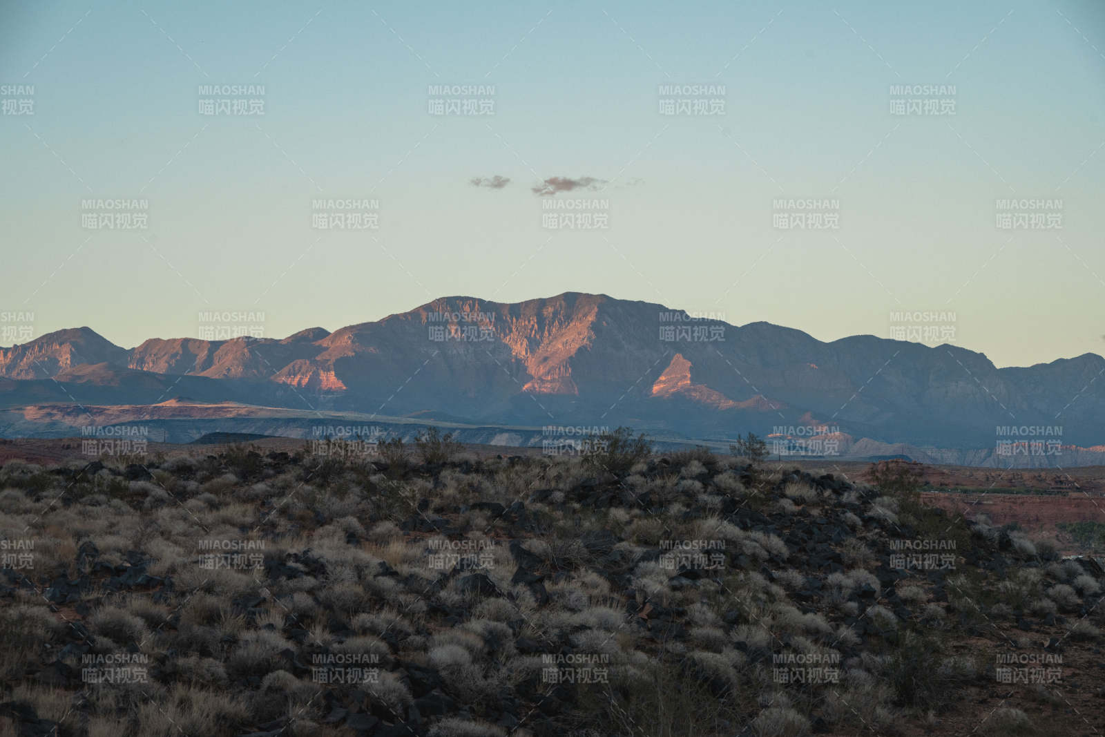 荒漠山峦日落时图片