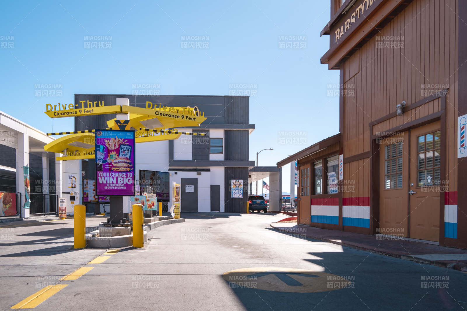 码头入口处的彩色建筑图片