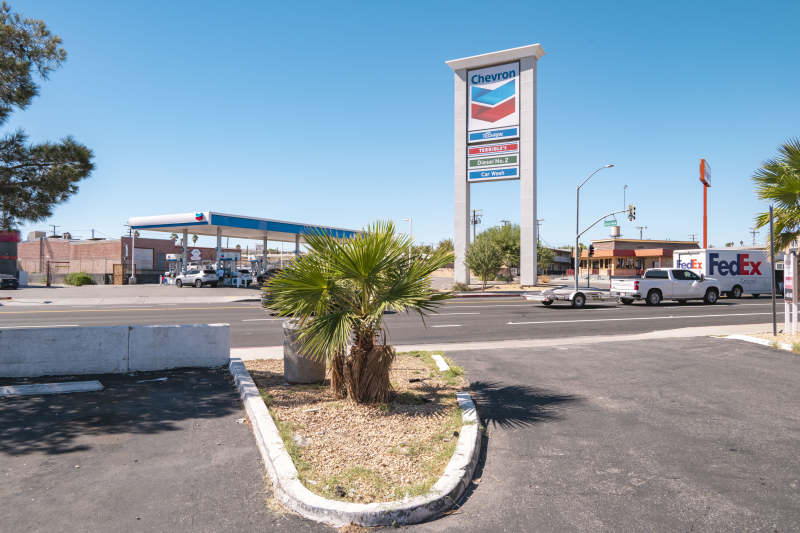 雪佛龙加油站外景图片