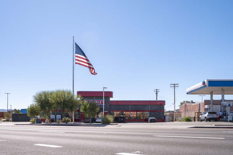 加油站前飘扬的国旗图片