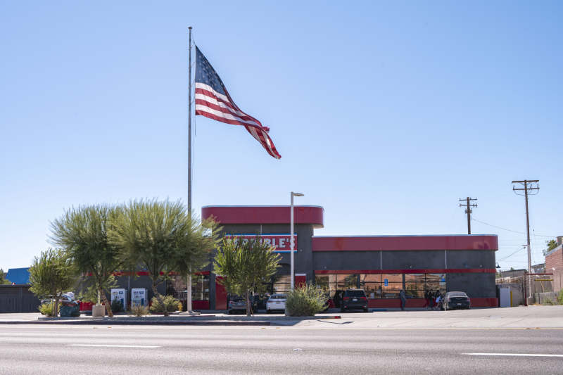 美国国旗飘扬的商店图片