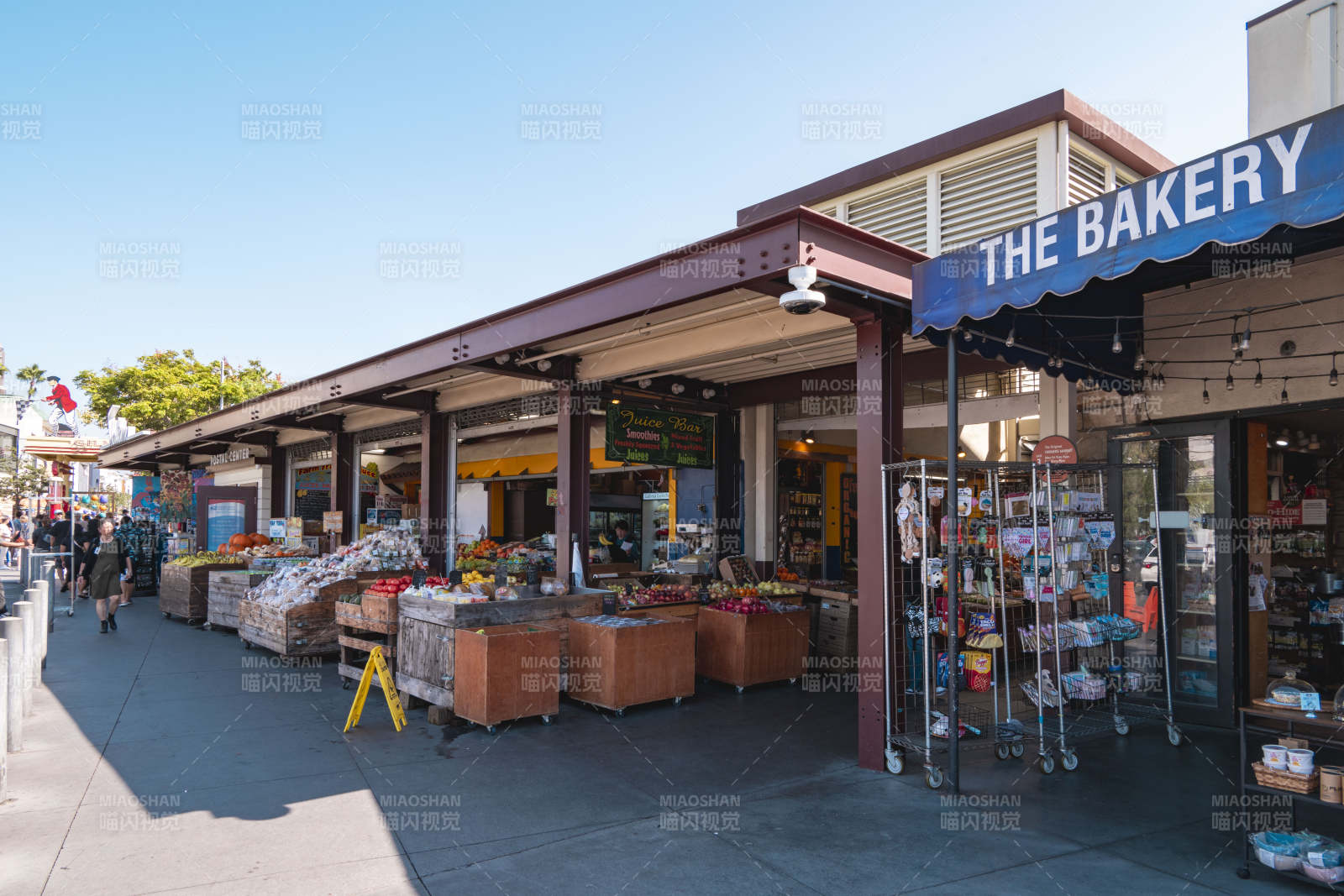 市场街景 面包店旁图片