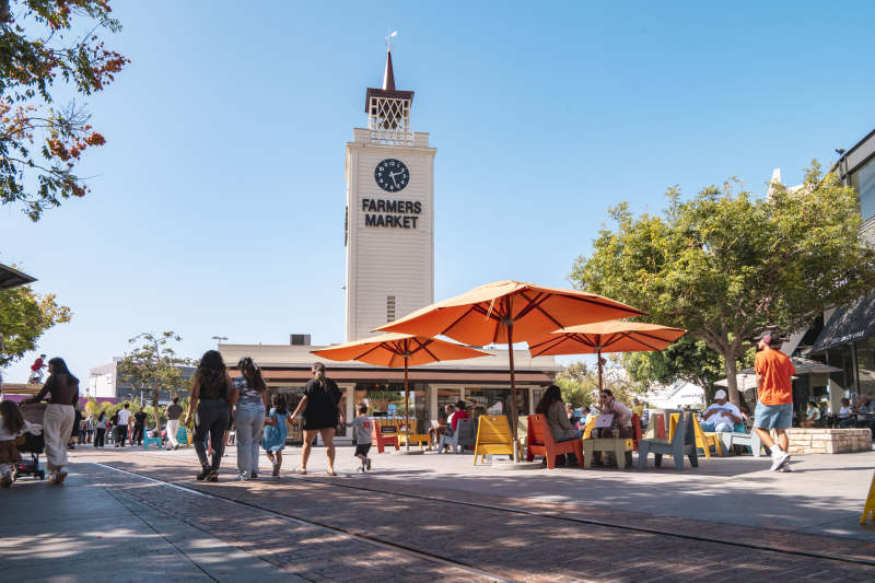 农贸市场钟楼前图片