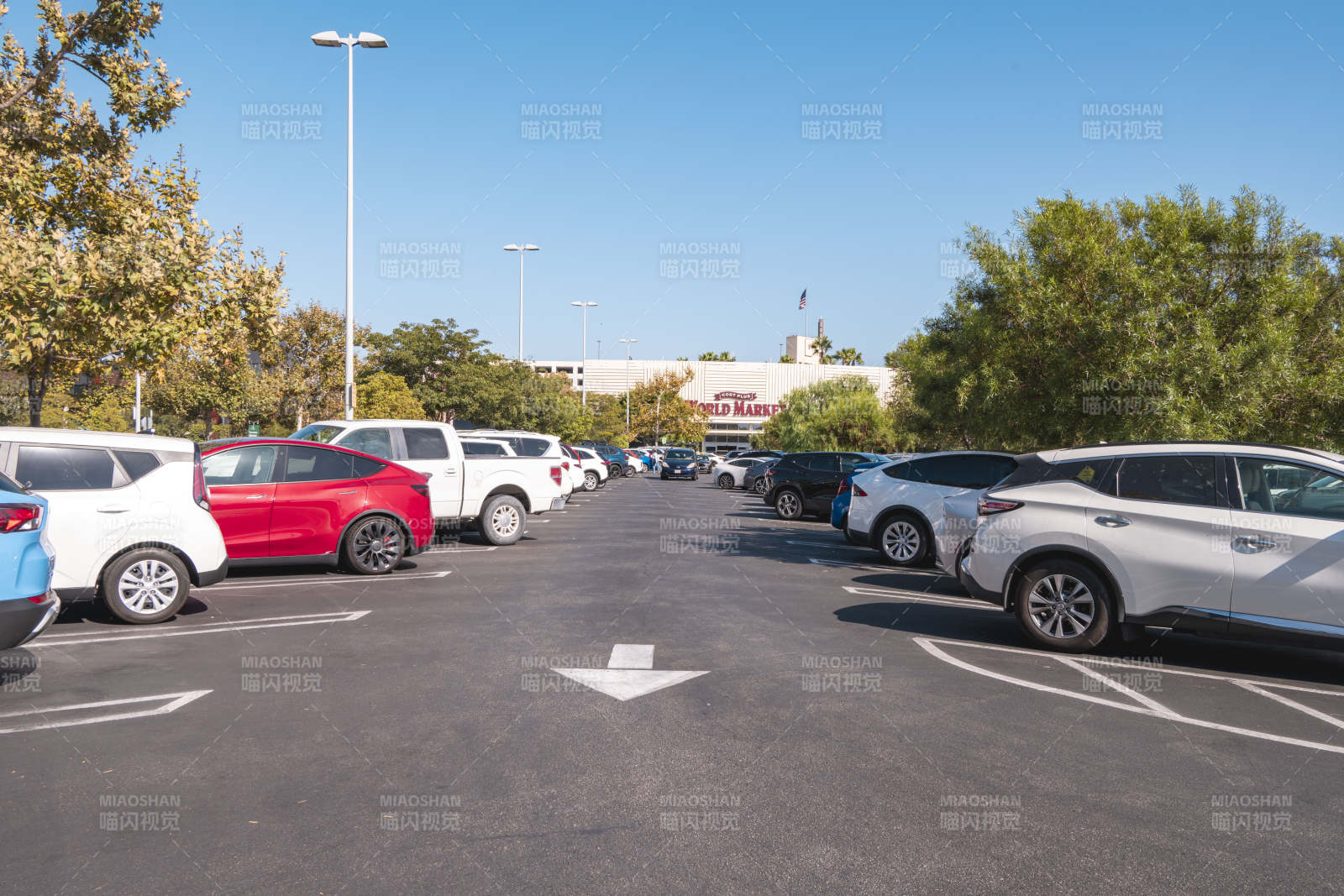 停车场晴日景象图片