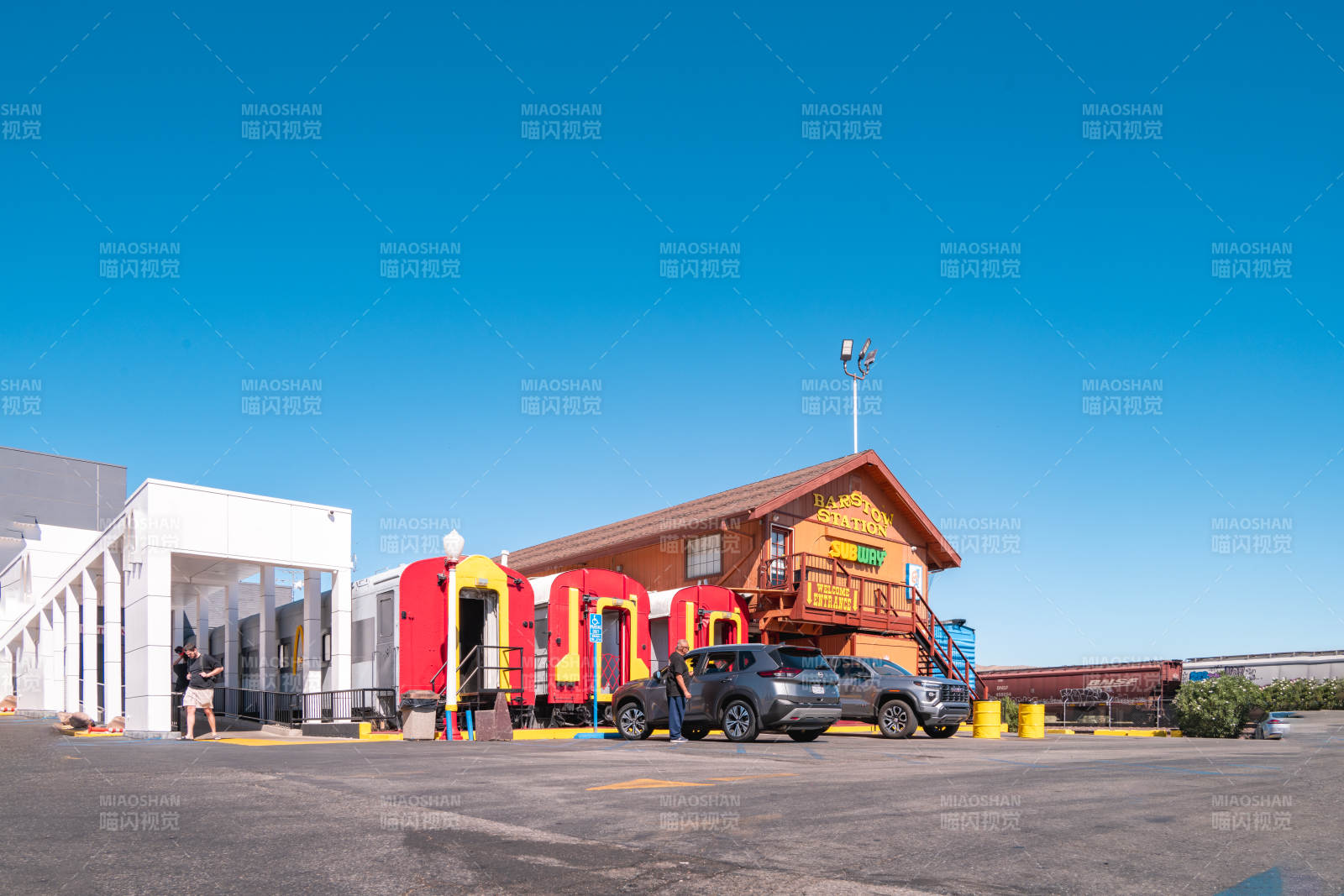 色彩斑斓的车站前图片