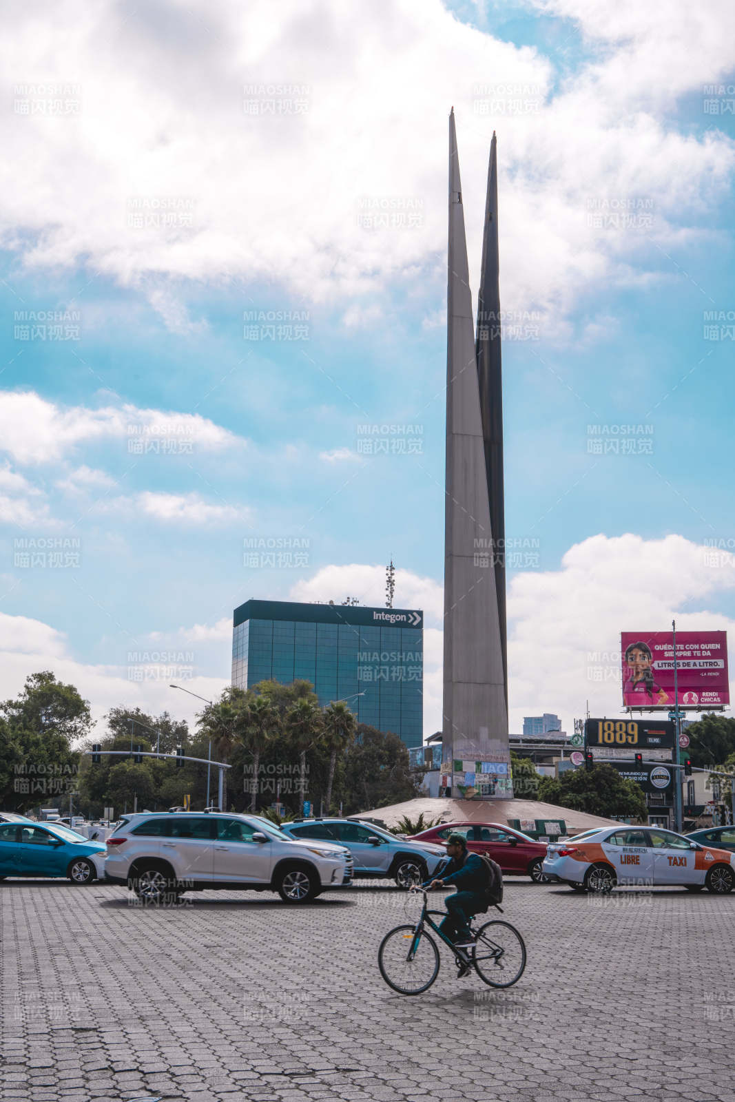 城市广场的标志性塔图片