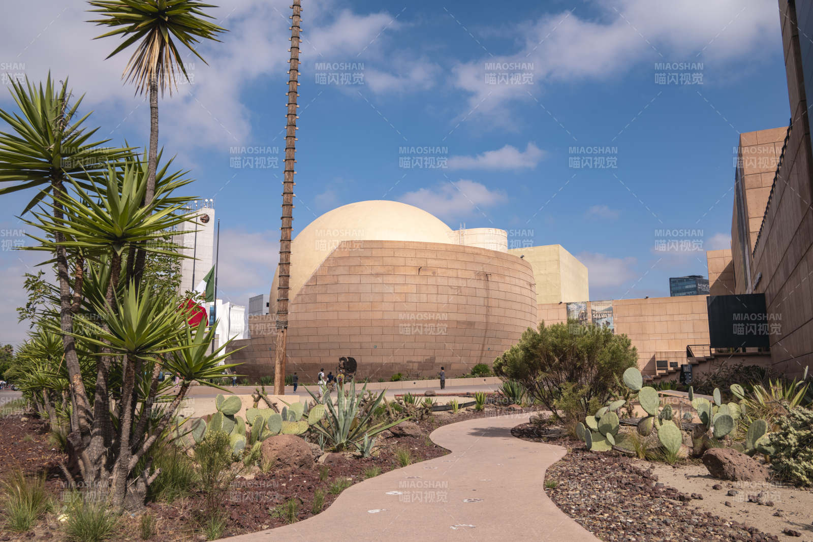 现代建筑与绿植相映图片