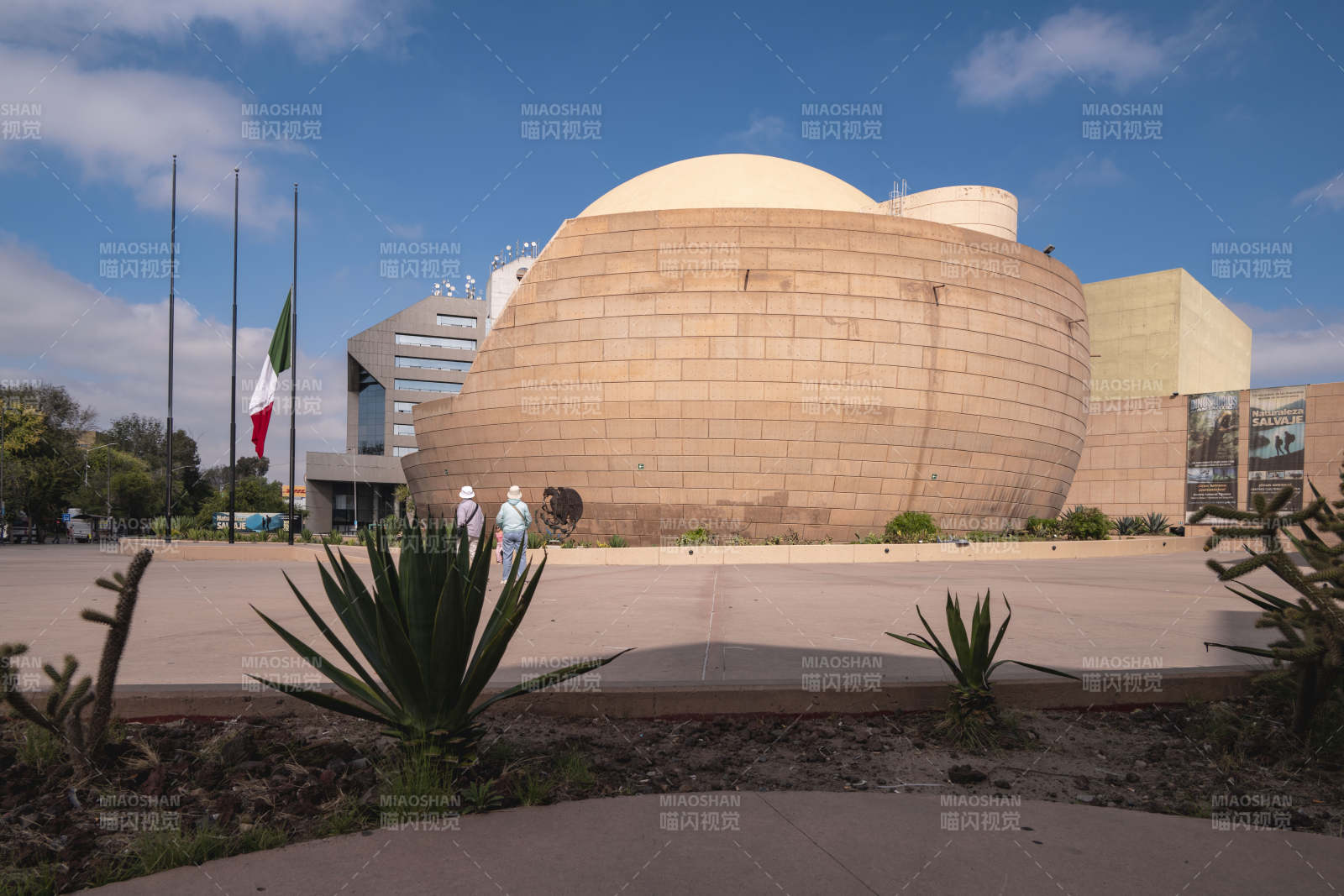 现代建筑前的广场图片