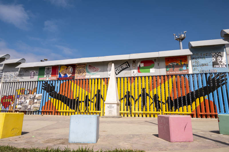 色彩斑斓的墙绘艺术图片