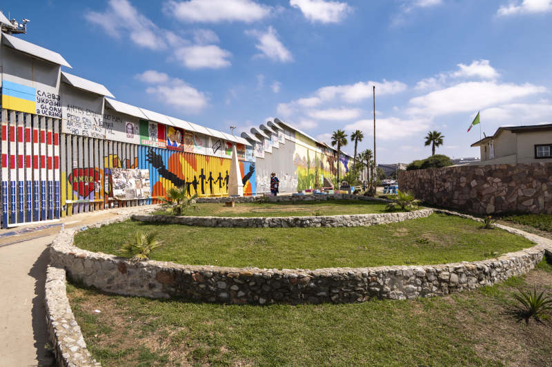 色彩斑斓的校园一角图片