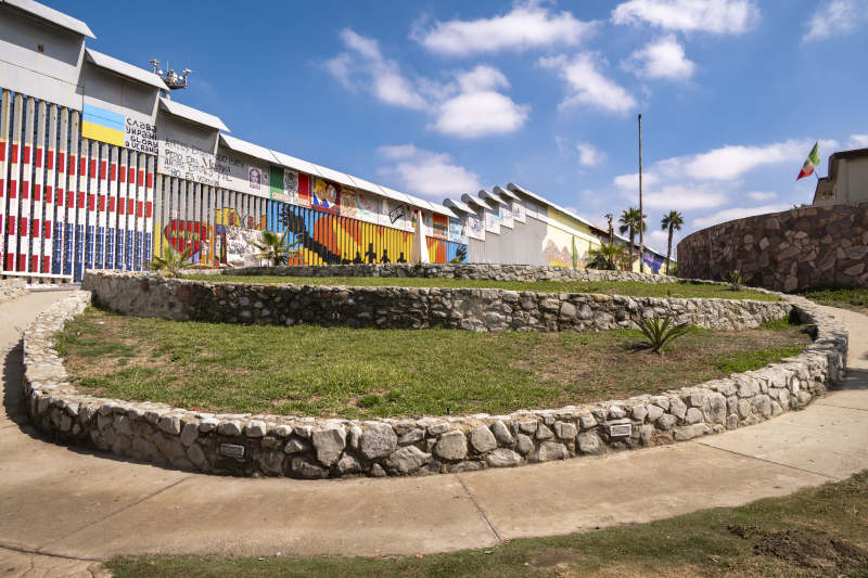 色彩斑斓的体育场外景图片