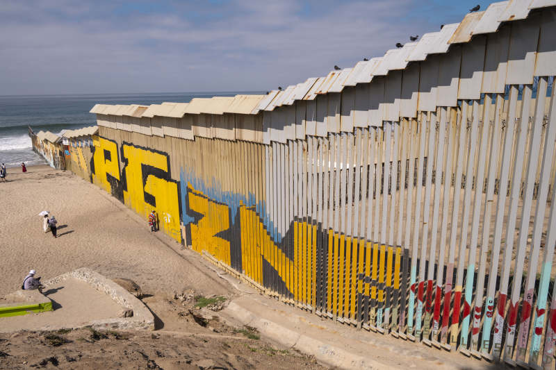 边境墙涂鸦艺术图片
