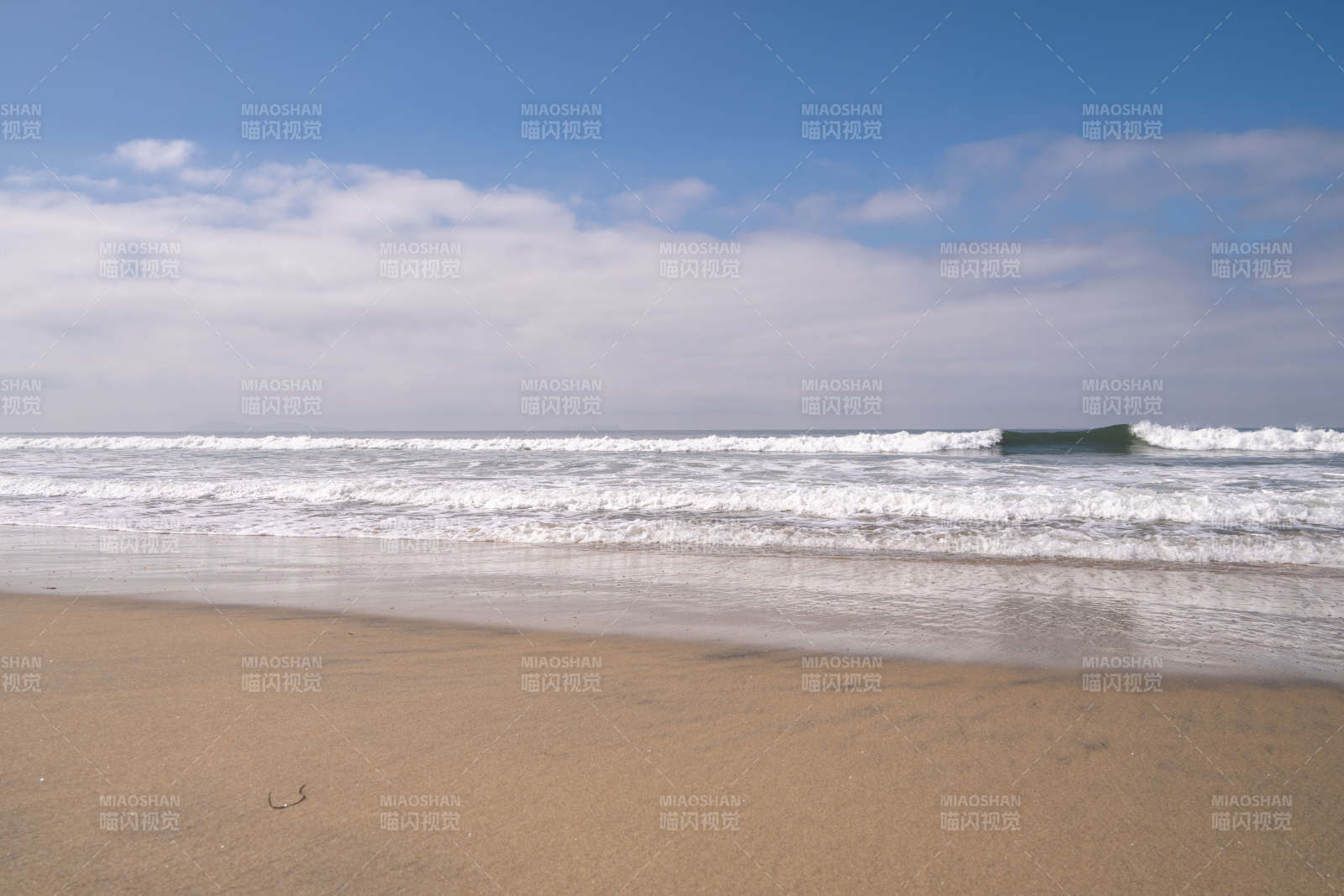 海浪拍打沙滩图片