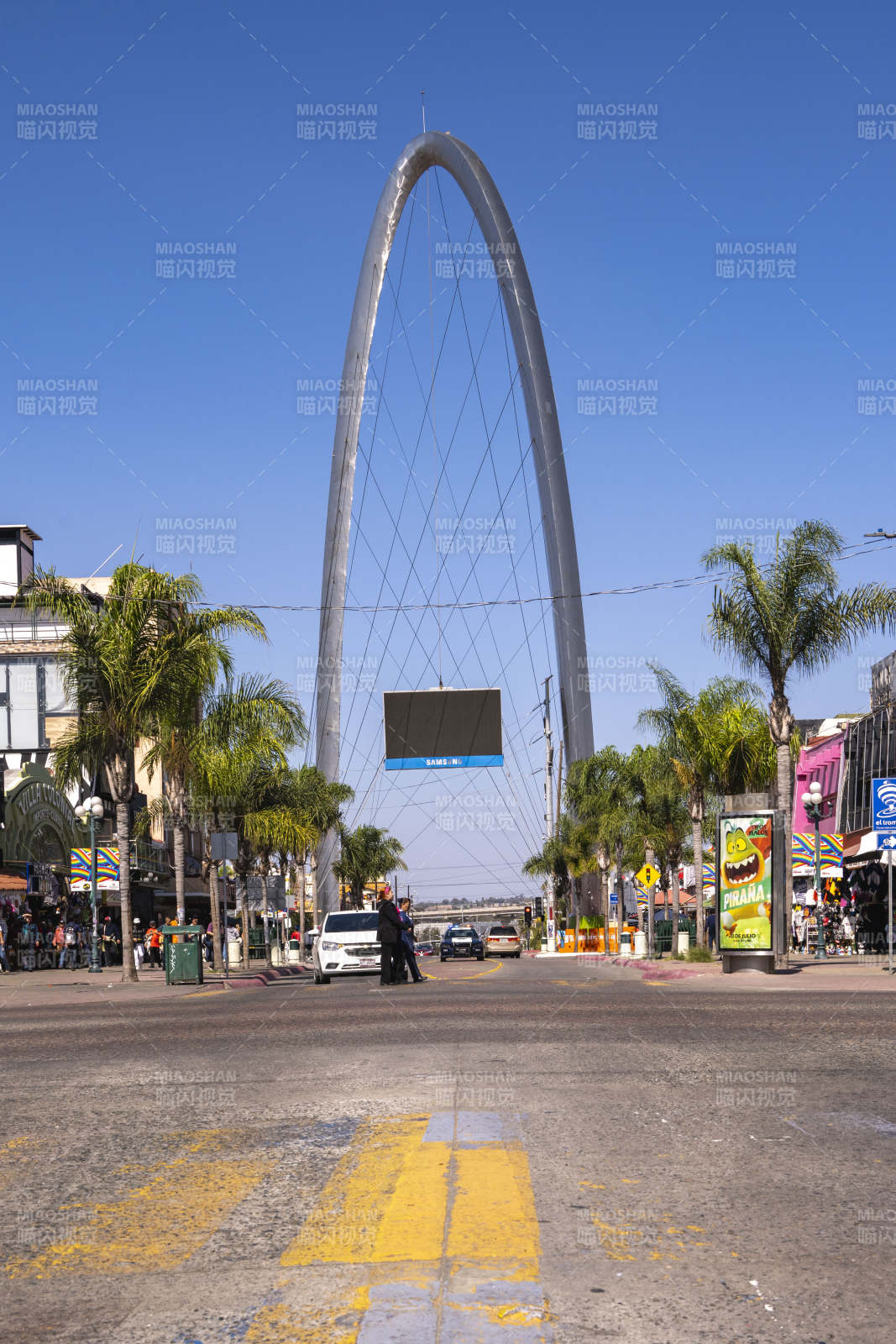 拱门下的城市街景图片