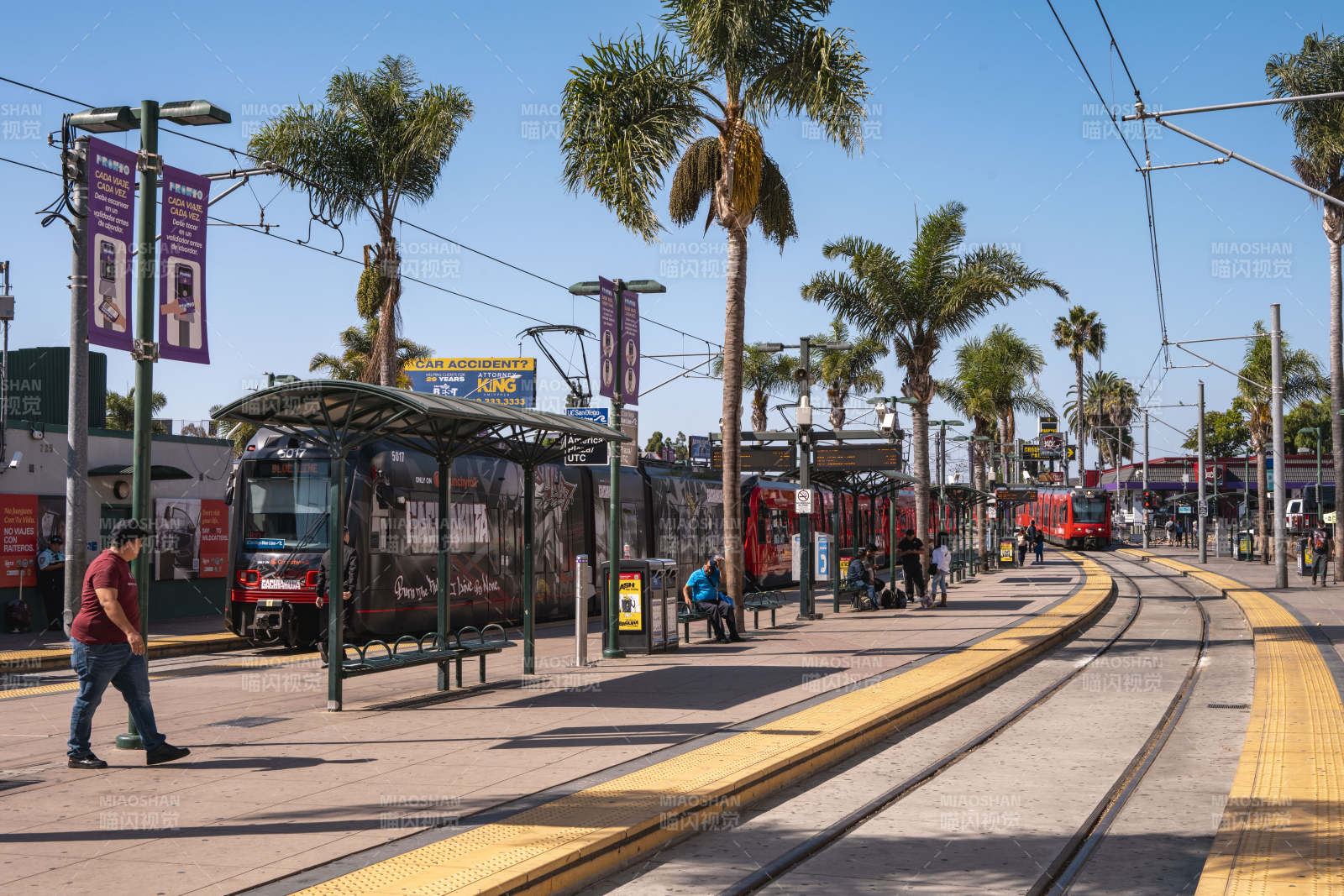 城市轻轨站台风光图片