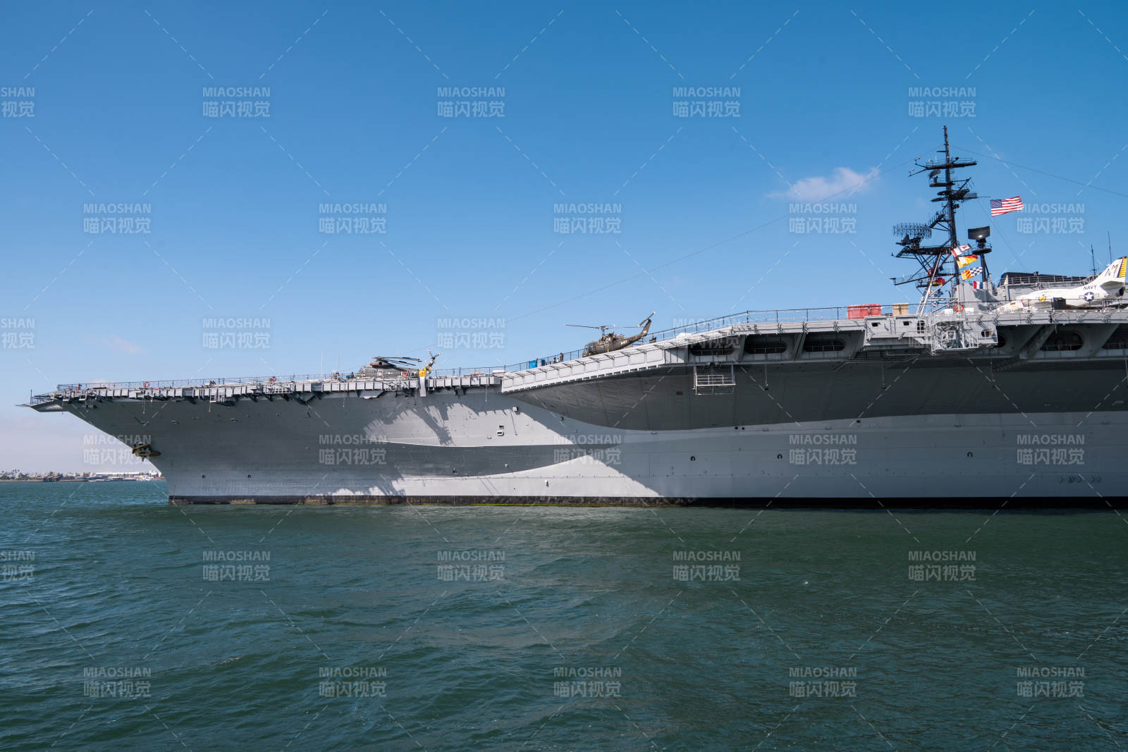 航空母舰停泊海面图片