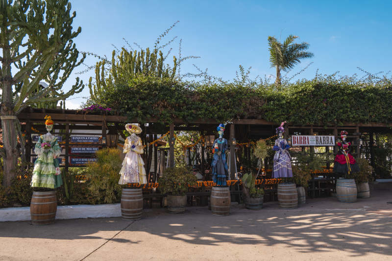 花园里的彩绘人偶图片