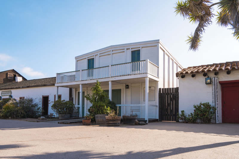 白色双层住宅楼图片