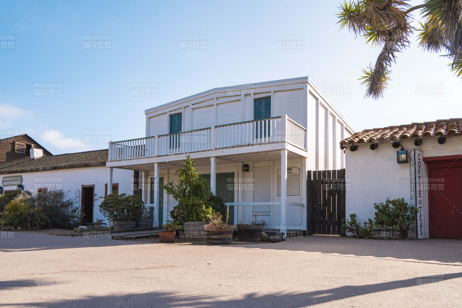 白色双层住宅楼图片