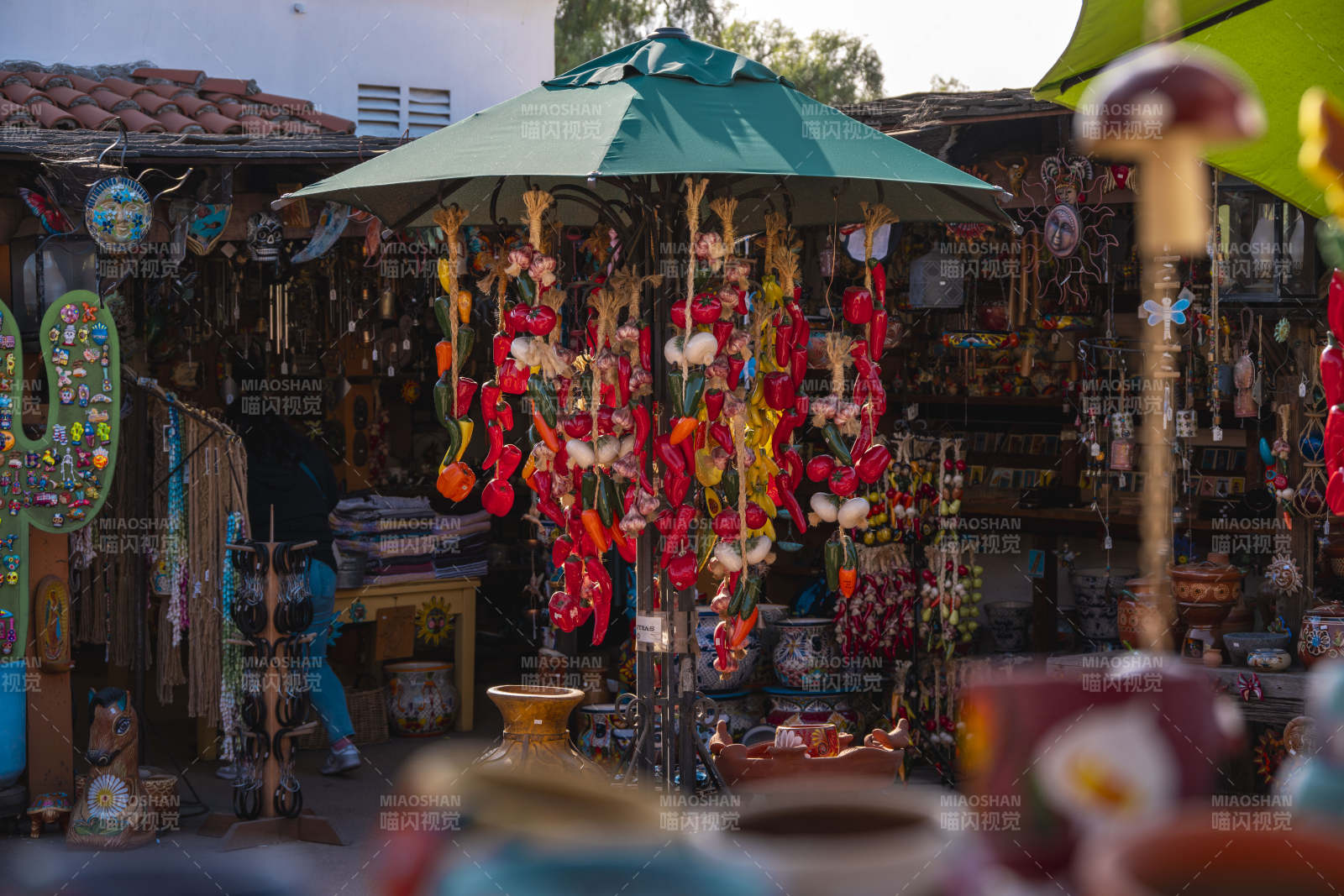 色彩斑斓的市集摊位图片