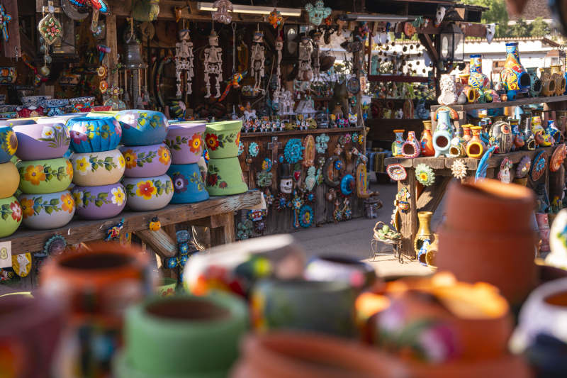 色彩斑斓的手工艺品市集图片