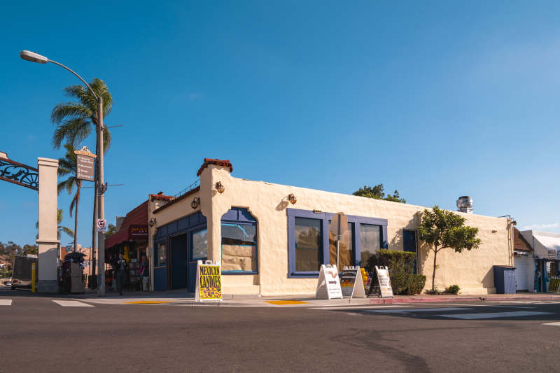 街角小店晴空下图片