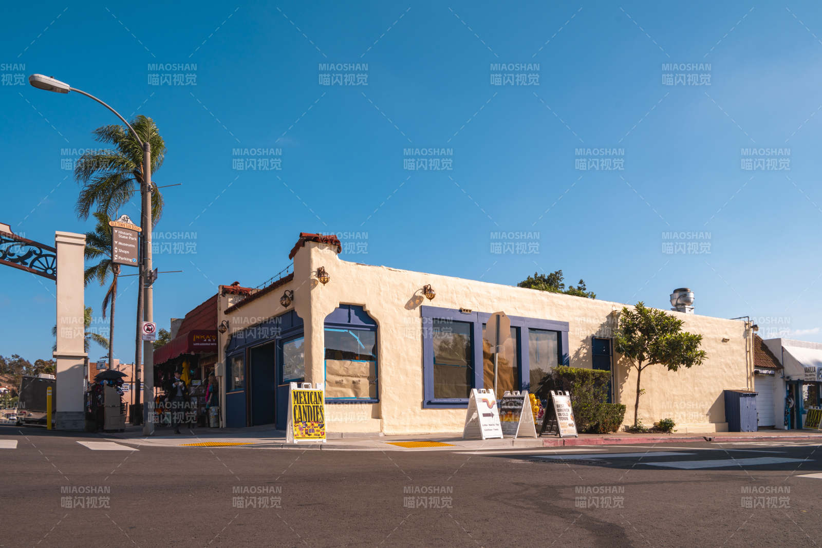 街角小店晴空下图片