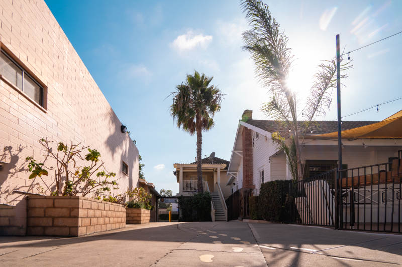 阳光下的街景图片