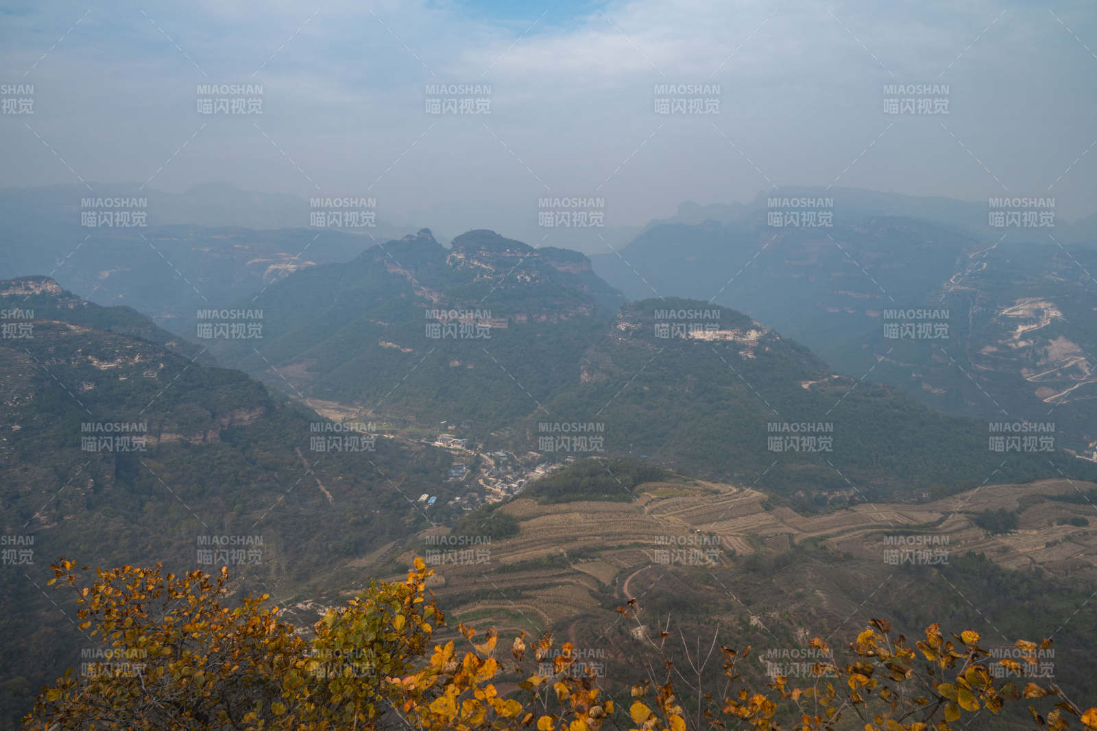 层峦叠嶂秋色浓图片