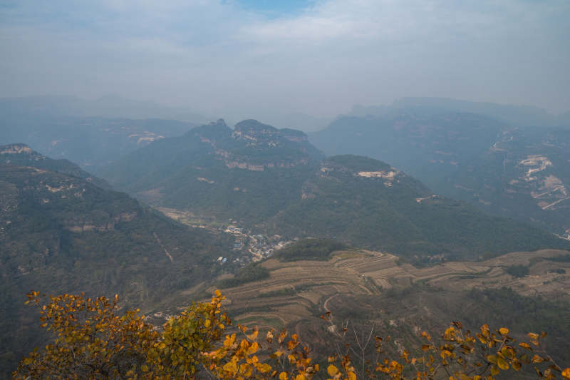 层峦叠嶂秋色浓图片