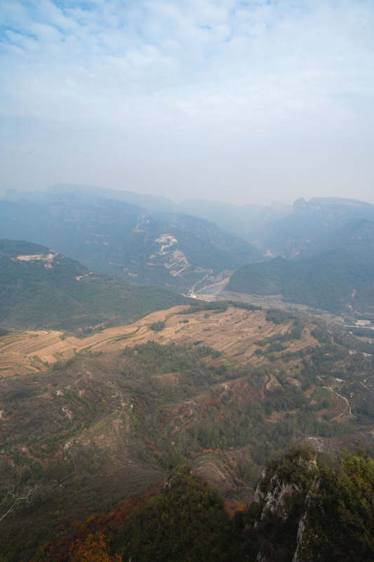 山峦叠翠 云雾缭绕图片