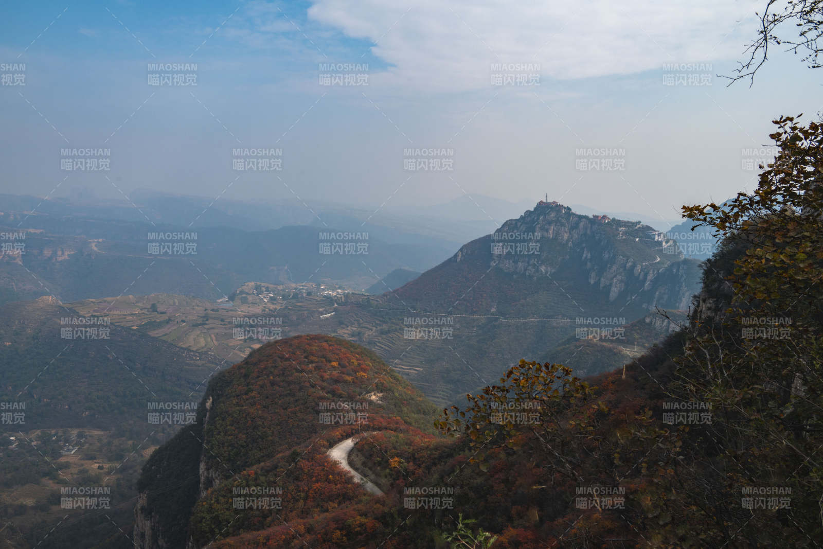 山间秋色如画图片