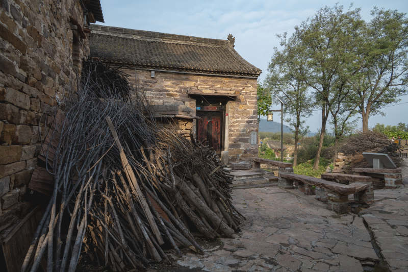 古村院落柴堆图片