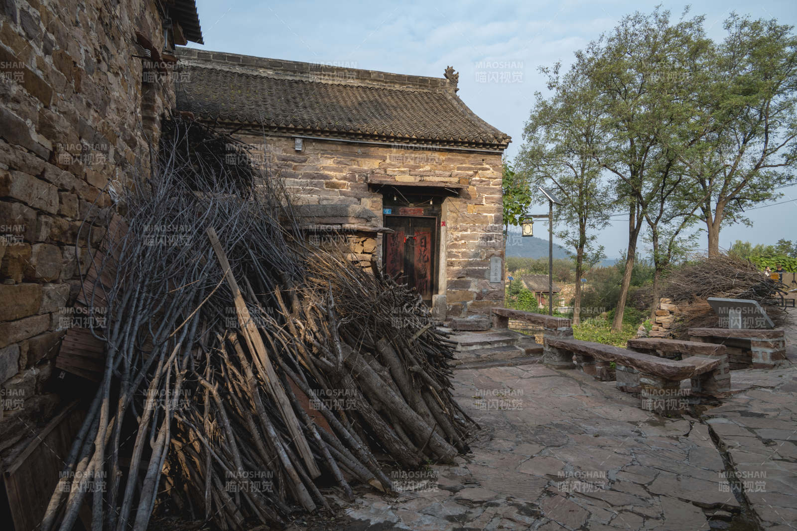 古村院落柴堆图片