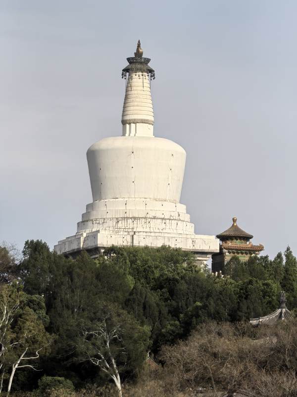 白塔巍然耸立图片